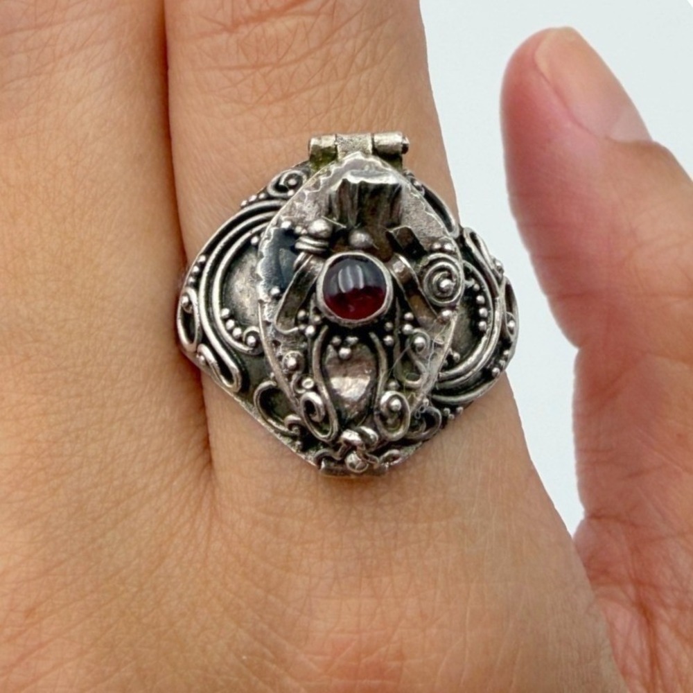 Vintage 925 Sterling Silver Poison Ring Purple Stone Secret Compartment Sz 7